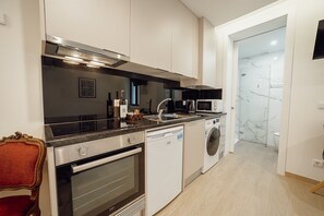 ثلاجة، ميكروويف، فرن، غلّاية كهربائية