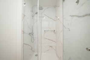 Dusche, Haartrockner, Handtücher, Seife