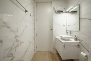 Bruser, hårtørrer, håndklæder, Sæbe