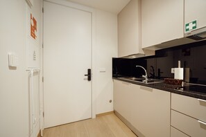 Kühlschrank, Mikrowelle, Ofen, Geschirrspüler