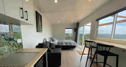Modern private cabin, breathtaking ocean & bush views, natural light & quiet