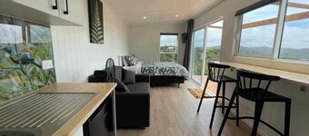 Modern private cabin, breathtaking ocean & bush views, natural light & quiet