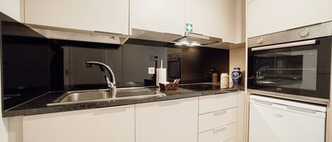 Jääkaappi, mikroaaltouuni, uuni, astianpesukone