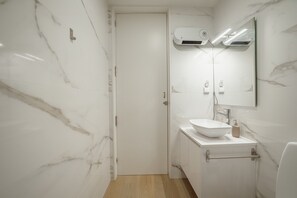 Bruser, hårtørrer, håndklæder, Sæbe