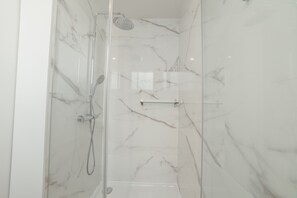 Douche, sèche-cheveux, serviettes fournies, savon