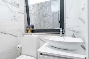 تجهيزات دش، مجففات شعر، مناشف، صابون