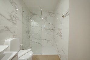 تجهيزات دش، مجففات شعر، مناشف، صابون