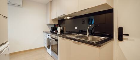 Frigorífico, microondas, horno y lavavajillas