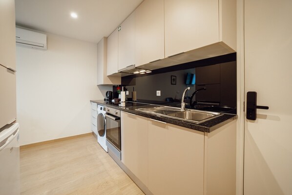 Frigorífico, microondas, horno y lavavajillas