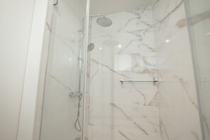 Douche, sèche-cheveux, serviettes fournies, savon