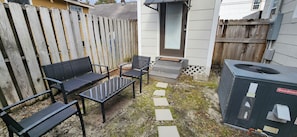 Outdoor dining - Walk West Cola Mini Pad | Tiny House | Shared Yard (West Columbia)