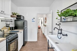 Fridge, microwave, oven, stovetop - Walk West Cola Mini Pad | Tiny House | Shared Yard (West Columbia)