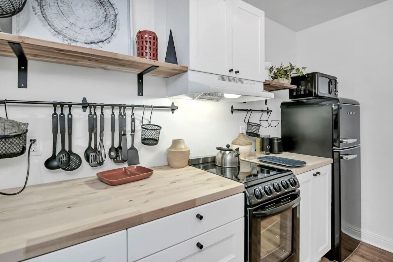 Réfrigérateur, four à micro-ondes, un four, surface de cuisson