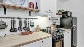 Réfrigérateur, four à micro-ondes, un four, surface de cuisson