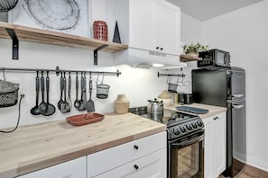 Fridge, microwave, oven, stovetop - Walk West Cola Mini Pad | Tiny House | Shared Yard (West Columbia)