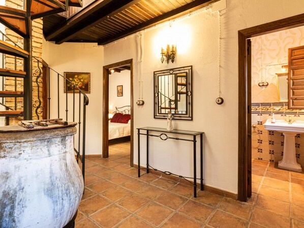 4 bedrooms, internet, bed sheets