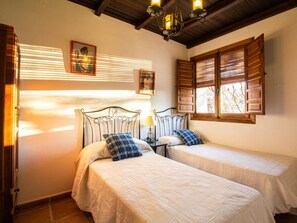 4 bedrooms, internet, bed sheets - Complex of 2 houses with swimming pool, (Melegís)