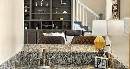 FREE NIGHT! Sleeps 10, Private Pool, Hot Tub