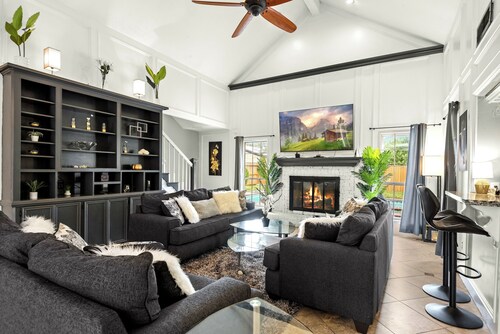 FREE NIGHT! Sleeps 10, Private Pool, Hot Tub