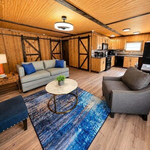 Smart TV, fireplace, books - BASShole on Lake Fork - Waterview - Boat Ramp - Hot Tub (Quitman)