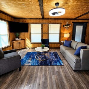 Smart TV, fireplace, books - BASShole on Lake Fork - Waterview - Boat Ramp - Hot Tub (Quitman)
