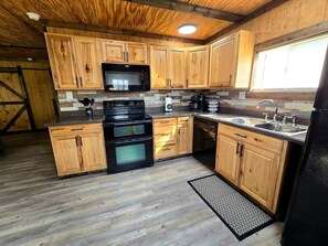 Fridge, microwave, oven, stovetop - BASShole on Lake Fork * HOT TUB (Quitman)