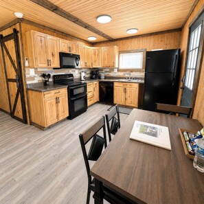 Coffee/tea maker, fridge, microwave, oven - BASShole on Lake Fork - Waterview - Boat Ramp - Hot Tub (Quitman)
