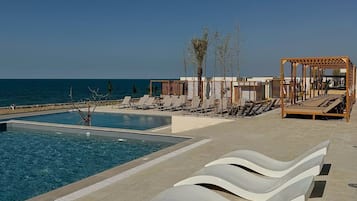 2 piscinas al aire libre, camas de piscina gratis, sombrillas