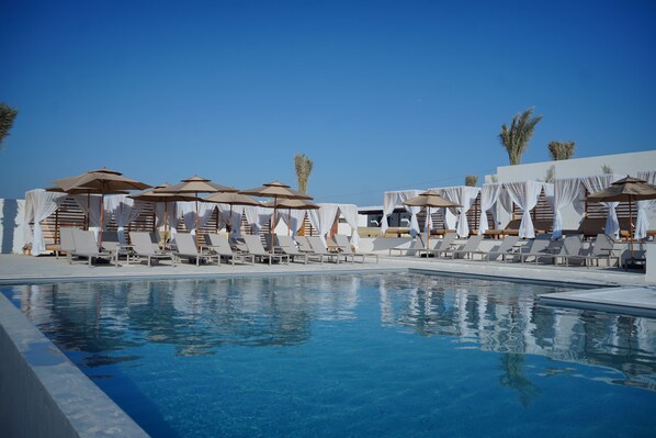 2 Außenpools, Cabañas (kostenlos), Sonnenschirme
