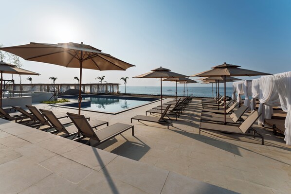 2 piscines extérieures, cabanons gratuits, parasols de plage