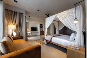 Caixa forta a l'habitació, escriptori i planxa i posts de planxar 