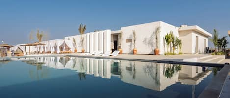 2 Außenpools, Cabañas (kostenlos), Sonnenschirme