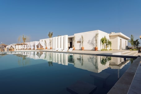 2 outdoor pools, free cabanas, pool umbrellas