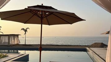 2 kolam renang outdoor, dengan cabana gratis dan payung kolam renang