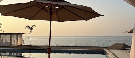 2 outdoor pools, free cabanas, pool umbrellas