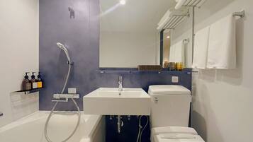 Combined shower/tub, rainfall showerhead, free toiletries, hair dryer