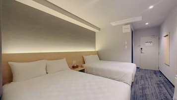 Hotellihuone, jossa on kaksi sänkyä, puinen pääty ja yöpöytä sekä ovi, jossa on kyltti.
