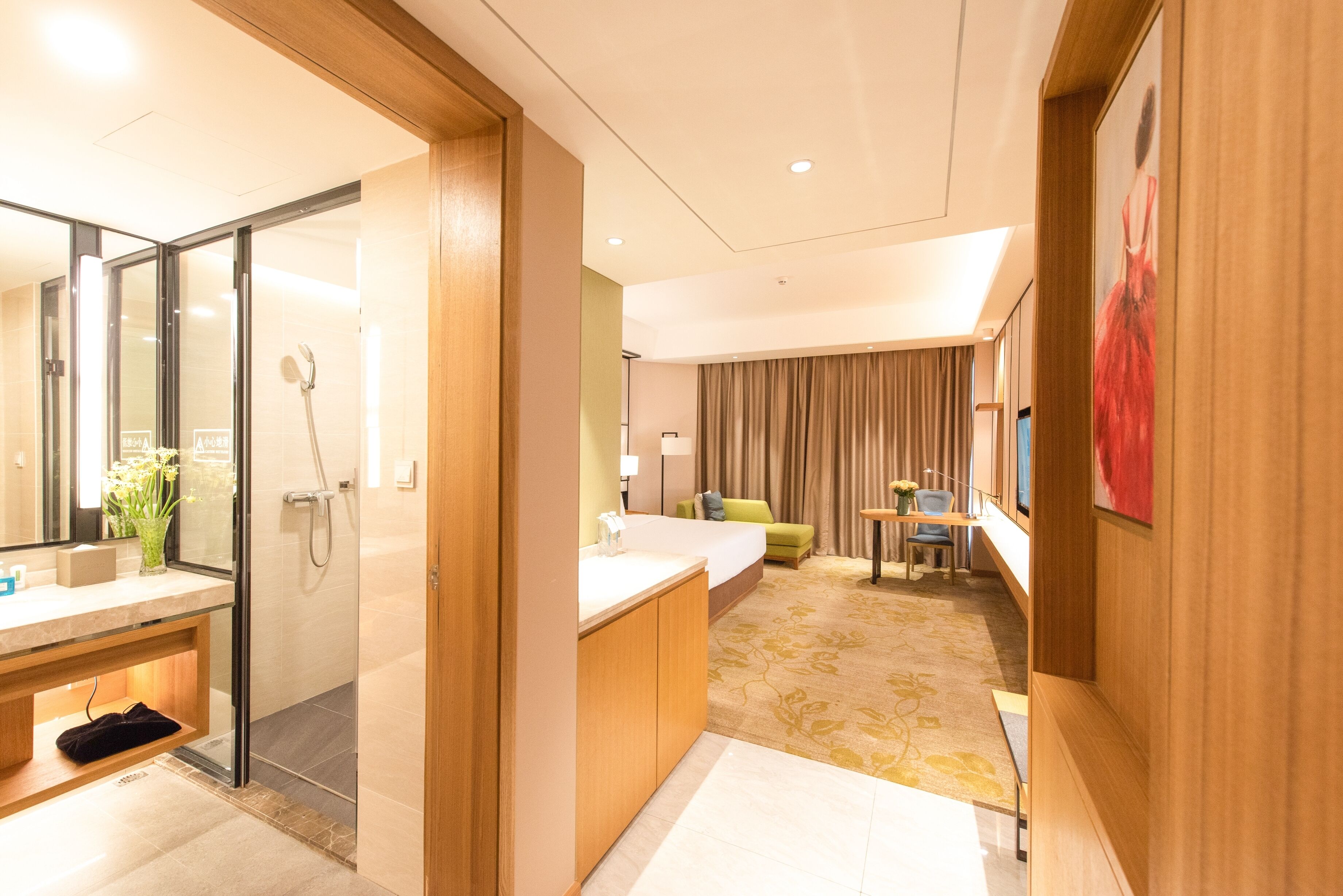 Ein Hotelzimmer mit Bad, einem Bett, einem Schreibtisch und einem Stuhl.