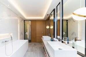 Comfort Suite, City View | Bilik Mandi | Pengering rambut, selipar, tuala disediakan, syampu 