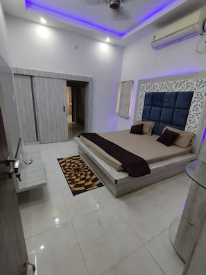 4 bedrooms, iron/ironing board, free WiFi