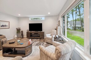 Deluxe House | Living area - Sunny Side Cottages (Greenbush)