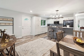 Deluxe House | Private kitchen | Fridge, microwave, oven, stovetop - Sunny Side Cottages (Greenbush)