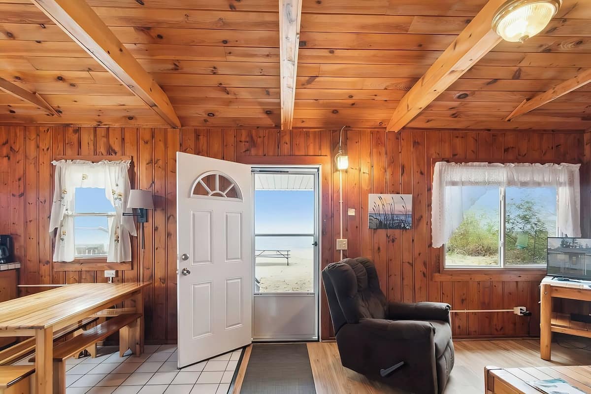 Classic Cottage, Beach View | Living area