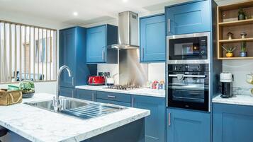 Réfrigérateur, four, plaque de cuisson, grille-pain