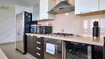 Een koelkast, een magnetron, een oven, een kookplaat