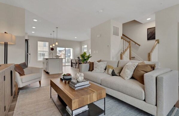 Smart TV, fireplace - Brand New 3-Bedroom Townhouse Beautifully Constructed In Brandywine With WiFi (Brandywine)