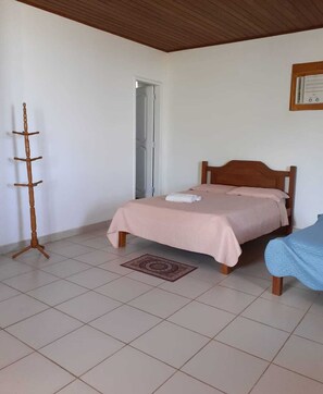 6 slaapkamers, een strijkplank/strijkijzer, wifi, beddengoed