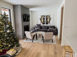Una Smart TV, una chimenea