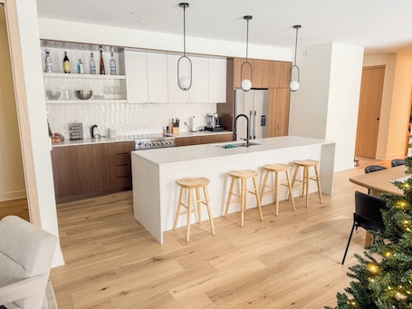Fridge, microwave, oven, stovetop. Ski-In Adjacent 200m- 3BR • Free Shuttle •Sleeps 8