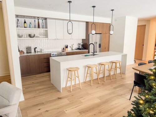 Ski-In Adjacent 200m- 3BR • Free Shuttle •Sleeps 8